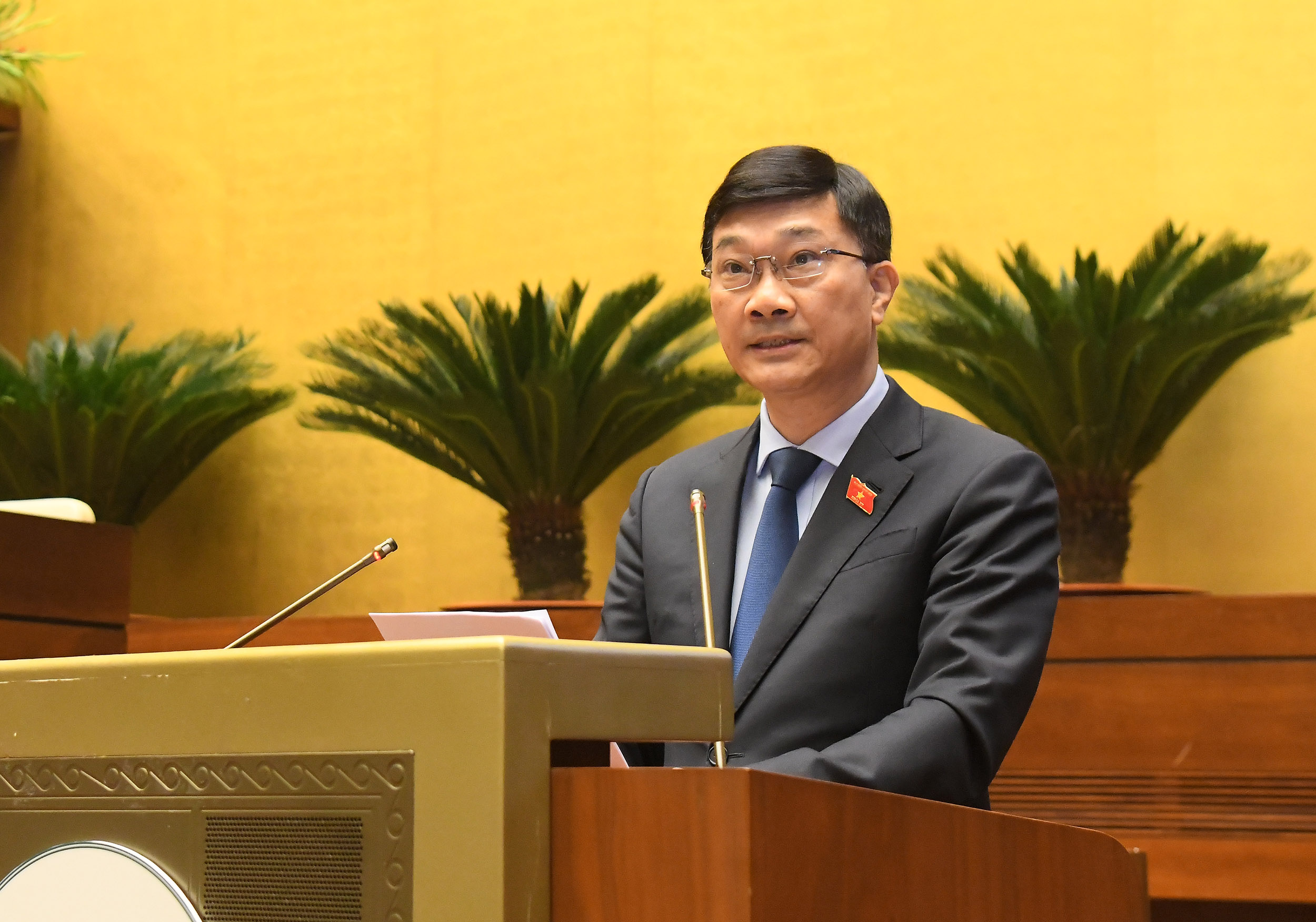 Chủ nhiệm Ủy ban Kinh tế của Quốc hội Vũ Hồng Thanh trình bày báo cáo thẩm tra chủ trương đầu tư dự án xây dựng công trình đường bộ cao tốc Bắc - Nam phía Đông giai đoạn 2021-2025.