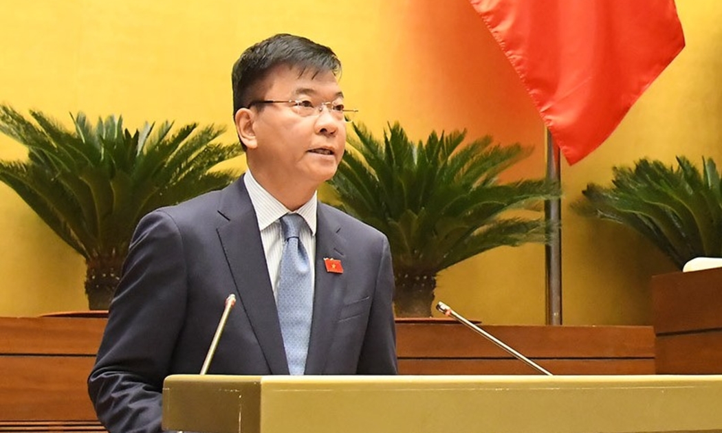 Bộ trưởng Bộ Tư pháp Lê Thành Long trình bày Tờ trình về dự án Luật sửa đổi, bổ sung một số điều của 8 luật. Ảnh - VGP.