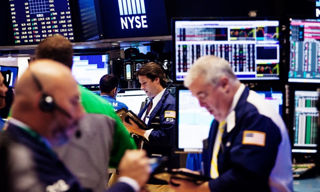 Các nhà giao dịch cổ phiếu trên sàn NYSE - Ảnh: Getty.