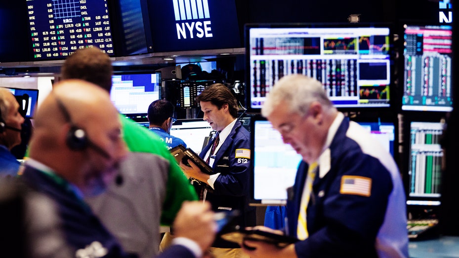 Các nhà giao dịch cổ phiếu trên sàn NYSE - Ảnh: Getty.