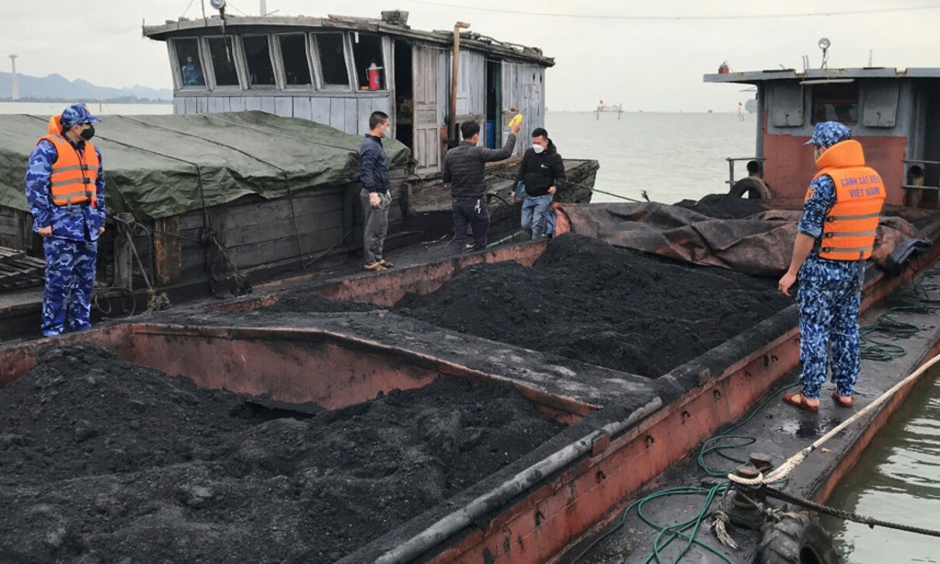 Phương tiện chở khoáng sản vi phạm bị lực lượng cảnh sát biển tạm giữ để điều tra, xử lý