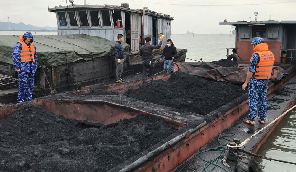 Phương tiện chở khoáng sản vi phạm bị lực lượng cảnh sát biển tạm giữ để điều tra, xử lý