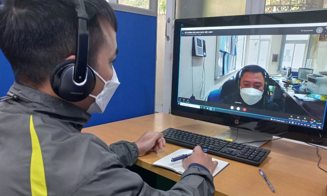 Xu hướng tuyển dụng trực tuyến ngày càng được các doanh nghiệp lựa chọn để bảo đảm phòng chống dịch. Ảnh - N.Dương.