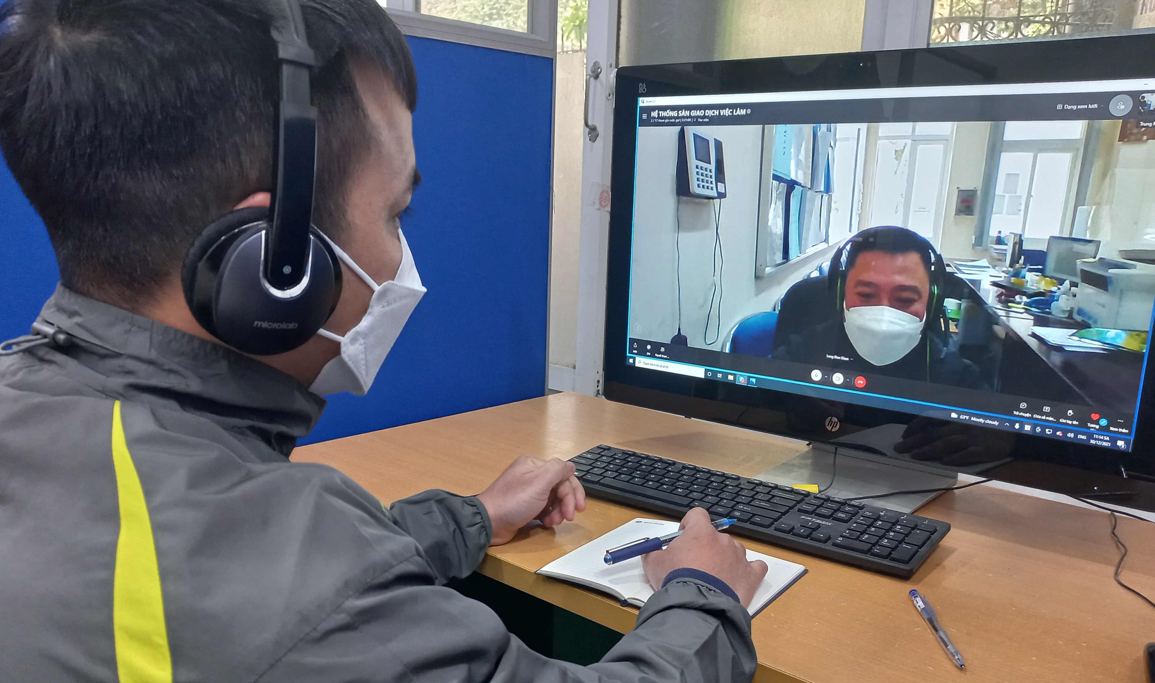 Xu hướng tuyển dụng trực tuyến ngày càng được các doanh nghiệp lựa chọn để bảo đảm phòng chống dịch. Ảnh - N.Dương. 