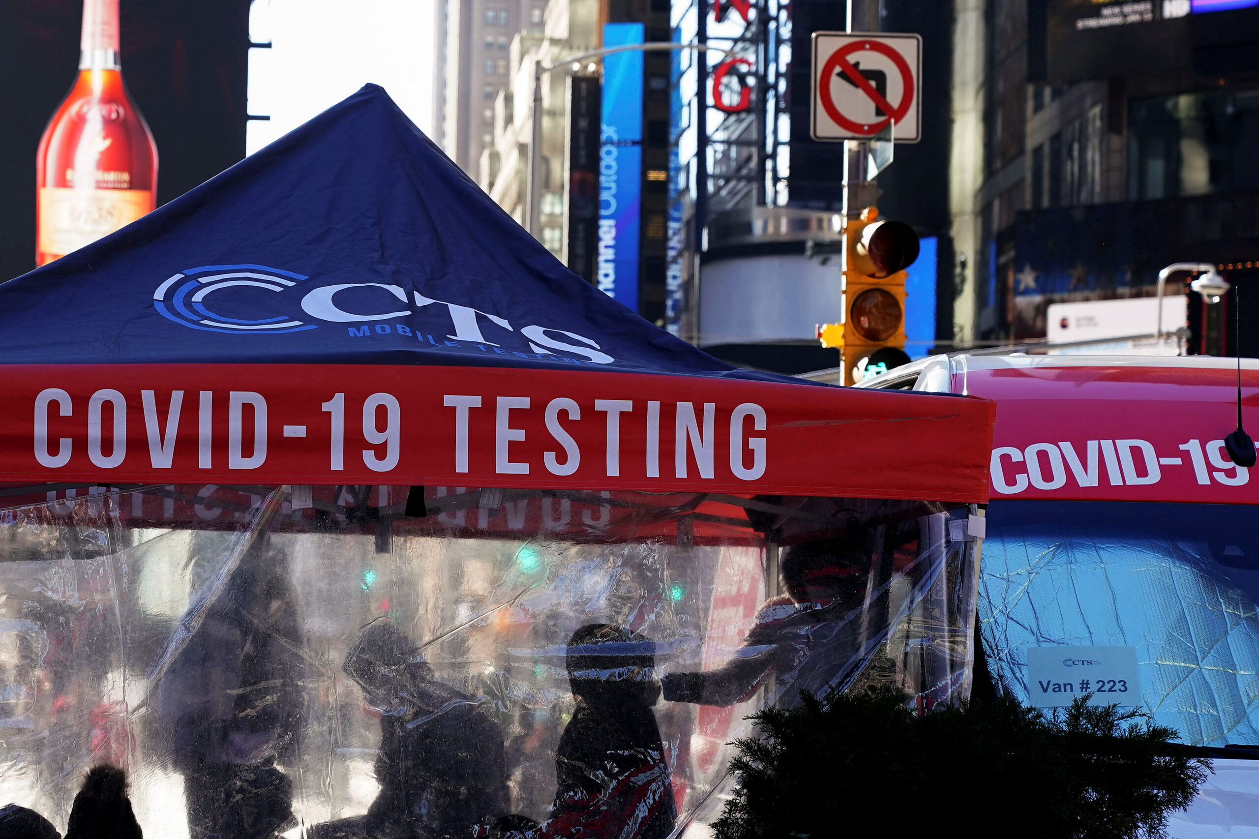 Mỹ lập kỷ lục thế giới với 1 triệu ca nhiễm Covid-19 mới trong ngày 3/1 - Ảnh: AP