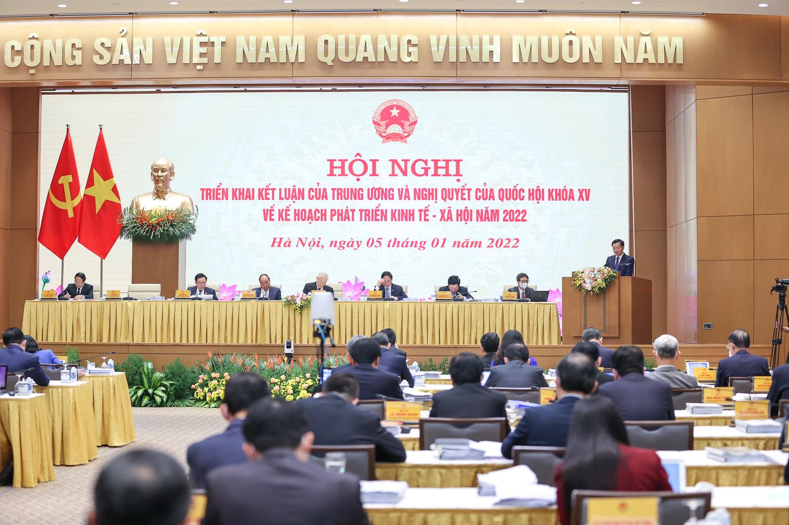 Phó Thủ tướng Lê Minh Khái trình bày dự thảo Nghị quyết về những nhiệm vụ, giải pháp chủ yếu cải thiện môi trường kinh doanh, nâng cao năng lực cạnh tranh quốc gia năm 2022 - Ảnh: VGP.