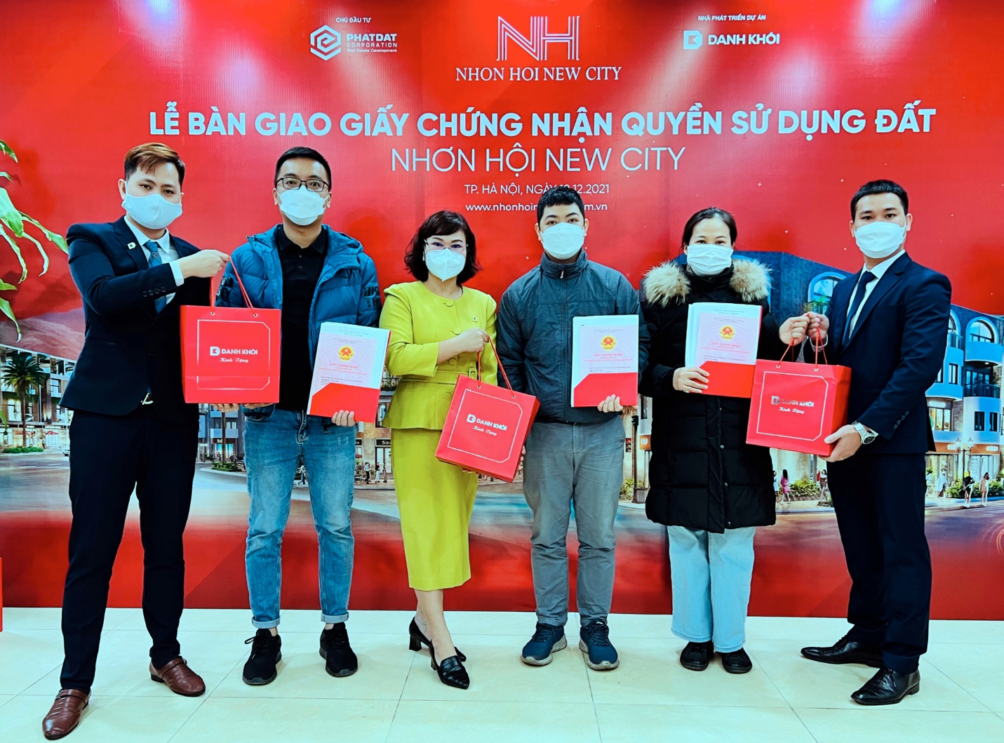 Khách hàng dự án Nhơn Hội New City nhận bàn giao sổ đỏ.