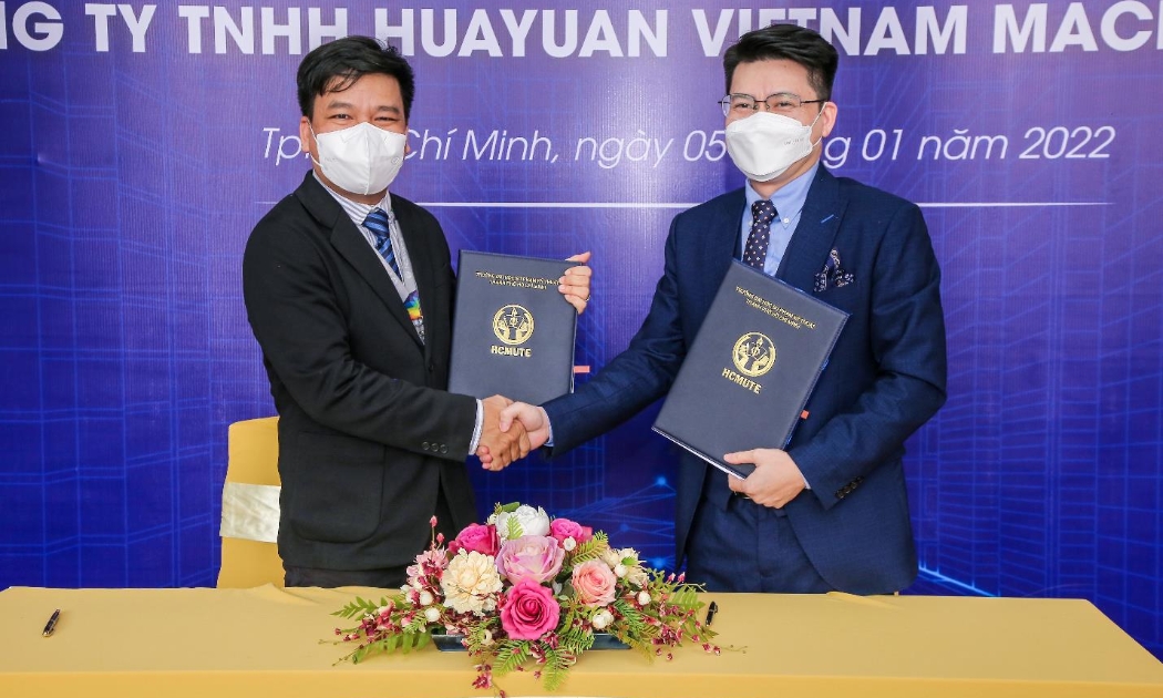 PGS.TS Nguyễn Trường Thịnh, phụ trách Trường Đại học Sư phạm Kỹ thuật Tp.HCM (trái) và ông Dương Anh Tuấn, Giám đốc khu vực của Huayuan Việt Nam tại Tp.HCM tại sự kiện.