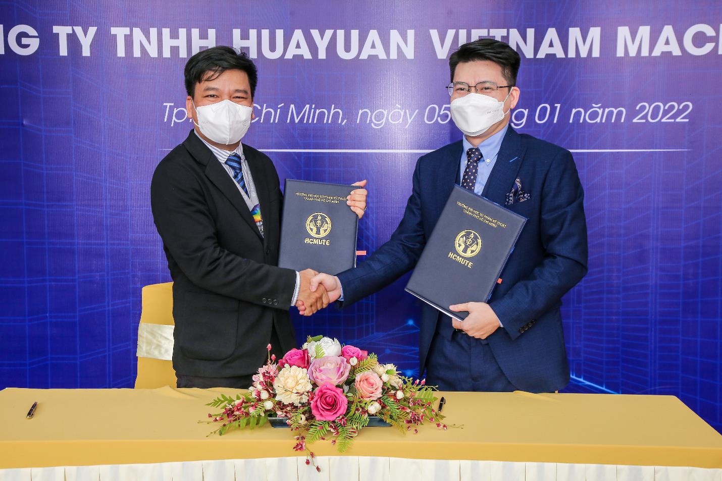 PGS.TS Nguyễn Trường Thịnh, phụ trách Trường Đại học Sư phạm Kỹ thuật Tp.HCM  (trái) và ông Dương Anh Tuấn, Giám đốc khu vực của Huayuan Việt Nam tại Tp.HCM tại sự kiện.