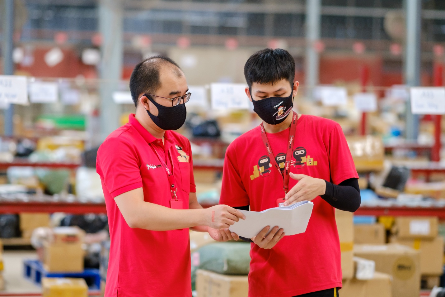 Giám đốc Vận hành Lê Văn Quốc Khánh cùng nhân viên kiểm tra và sắp xếp thứ tự phân loại hàng hóa tại tổng kho Tp.HCM.