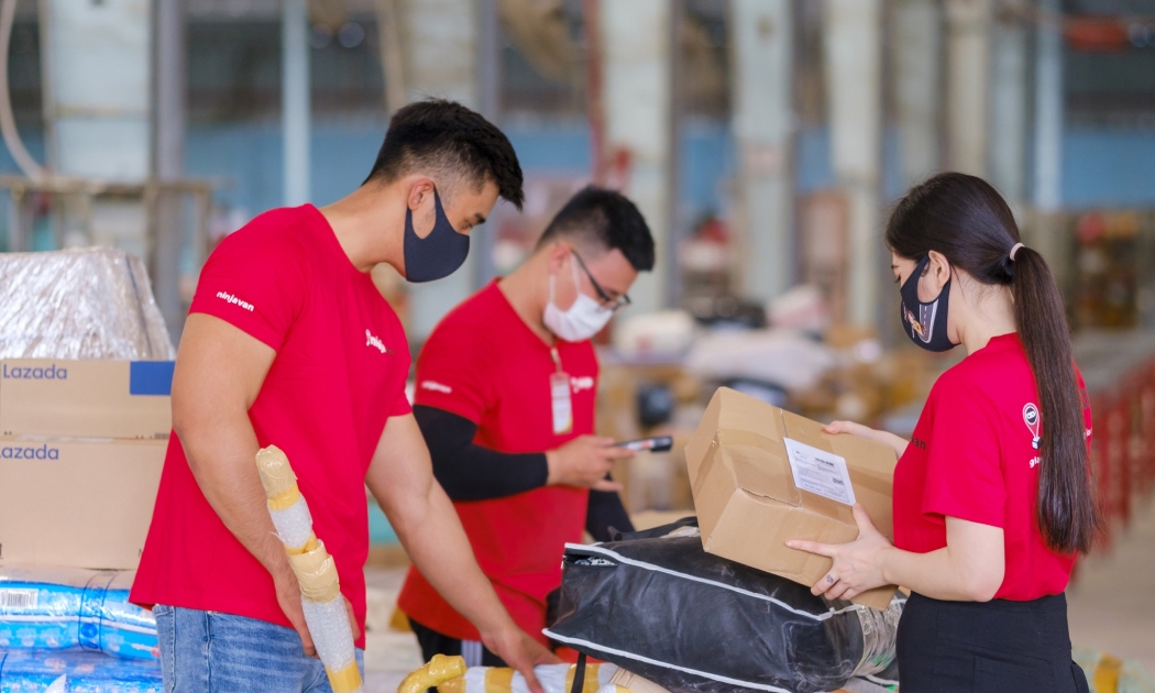 Hệ thống dây chuyền và công nghệ quét mã vạch hiện đại được ứng dụng trong việc kiểm kê hàng hóa tại Ninja Van đảm bảo tính chính xác và đẩy nhanh tốc độ vận chuyển đơn hàng.