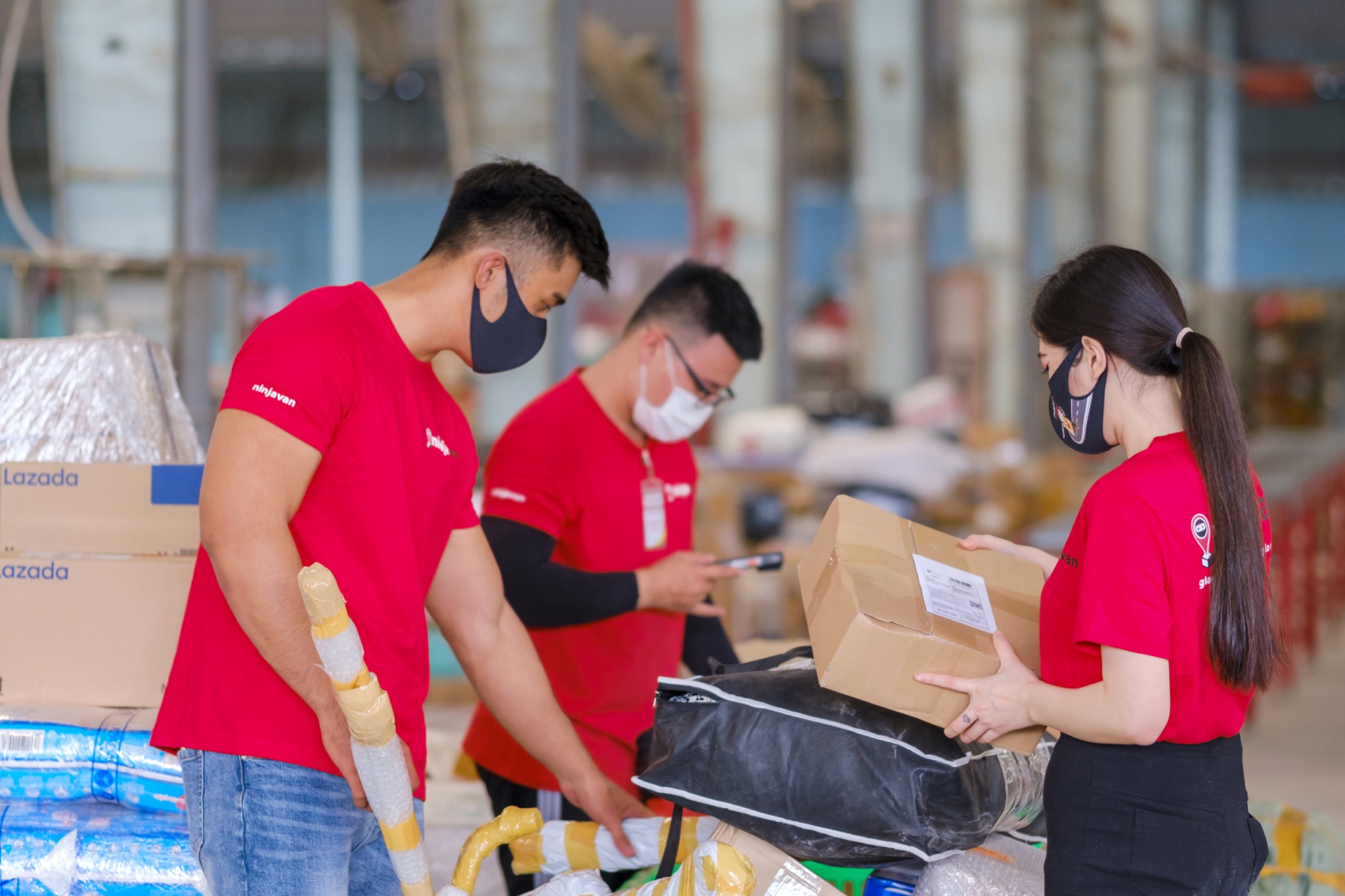 Hệ thống dây chuyền và công nghệ quét mã vạch hiện đại được ứng dụng trong việc kiểm kê hàng hóa tại Ninja Van đảm bảo tính chính xác và đẩy nhanh tốc độ vận chuyển đơn hàng.