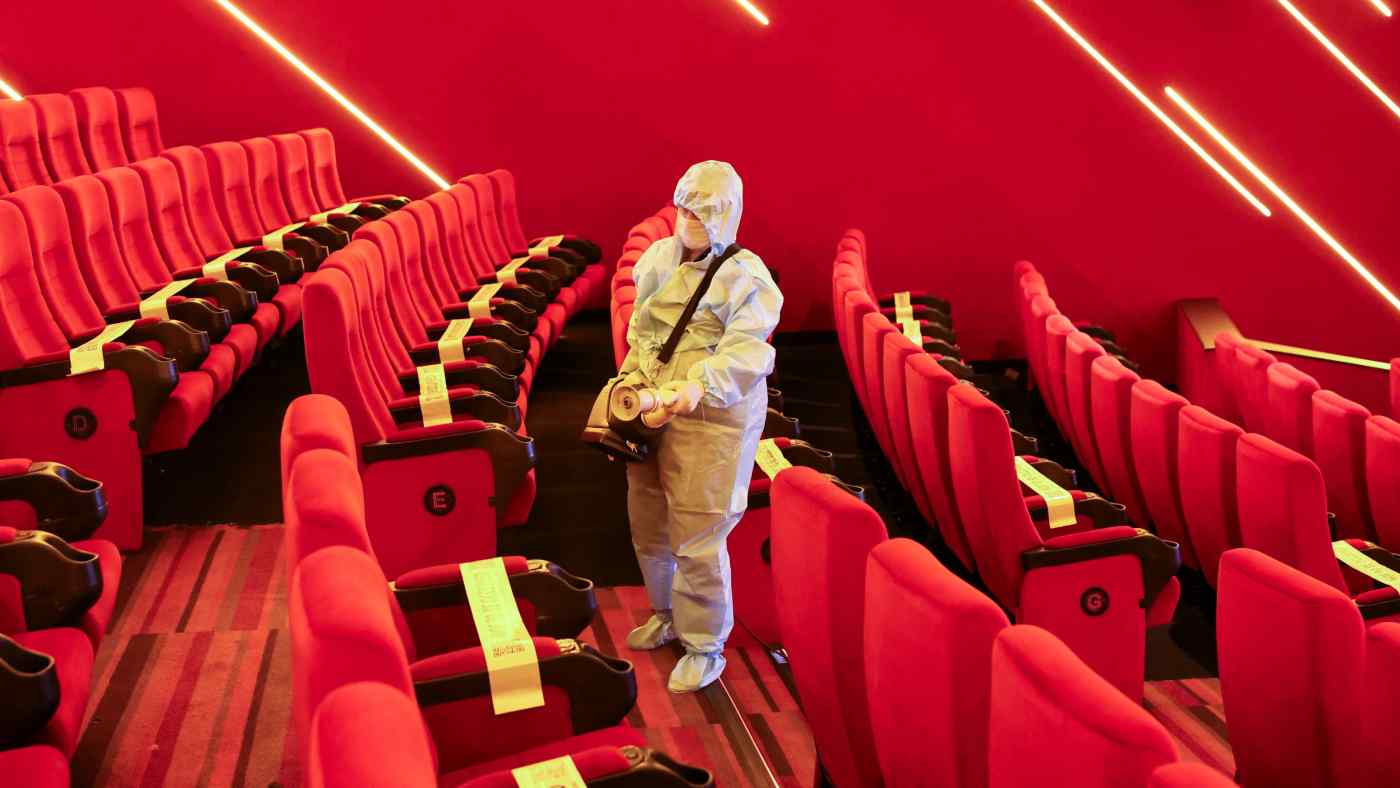 Khử khuẩn tại một rạp chiếu phim ở Mumbai, Ấn Độ - Ảnh: Reuters