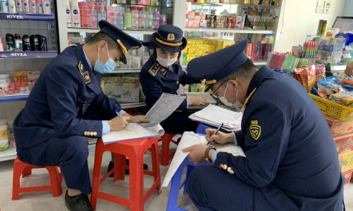 Lực lượng quản lý thị trường sẽ không phải mang theo giấy tờ khi xử lý vi phạm hành chính