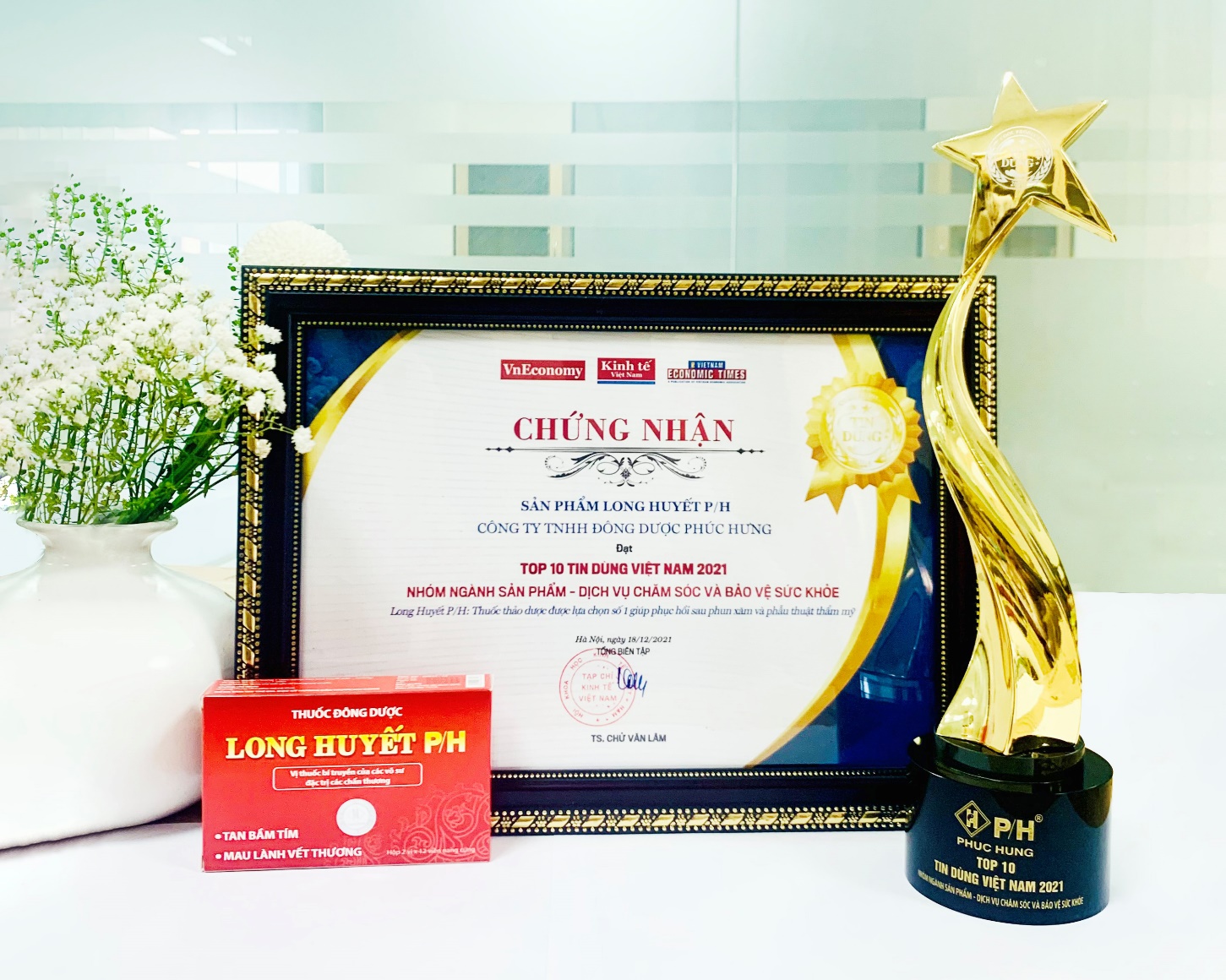 Long huyết P/H nhận c&uacute;p v&agrave; bằng khen trong sự kiện &ldquo;Tin D&ugrave;ng Việt Nam 2021&rdquo;.