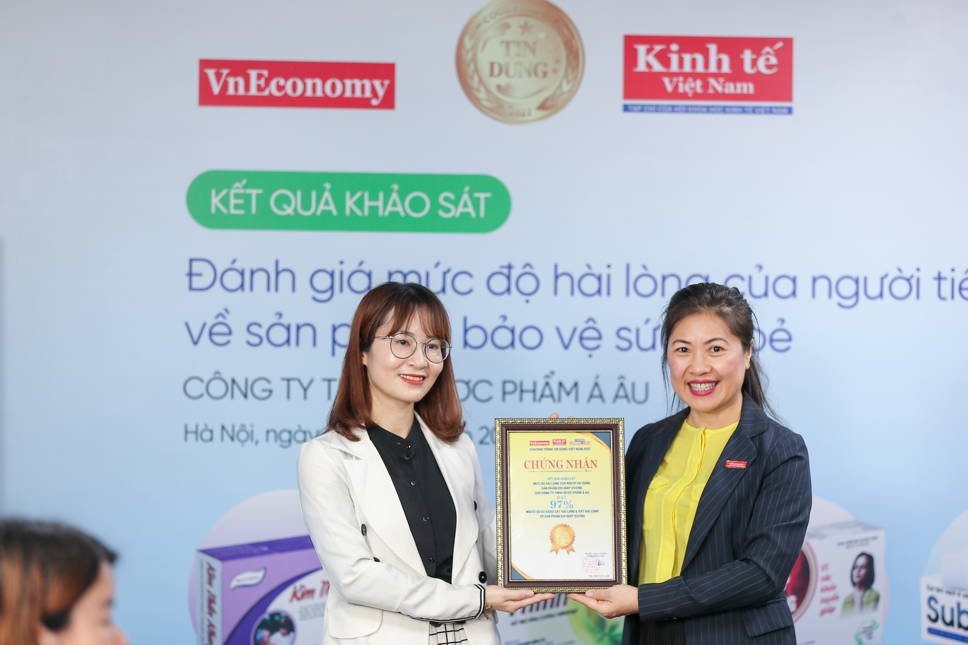 Bà Nguyễn Ngọc Diệp, Phó trưởng ban tổ chức Chương trình Tin Dùng Việt Nam trao kết quả nghiên cứu cho đơn vị phát triển sản phẩm.