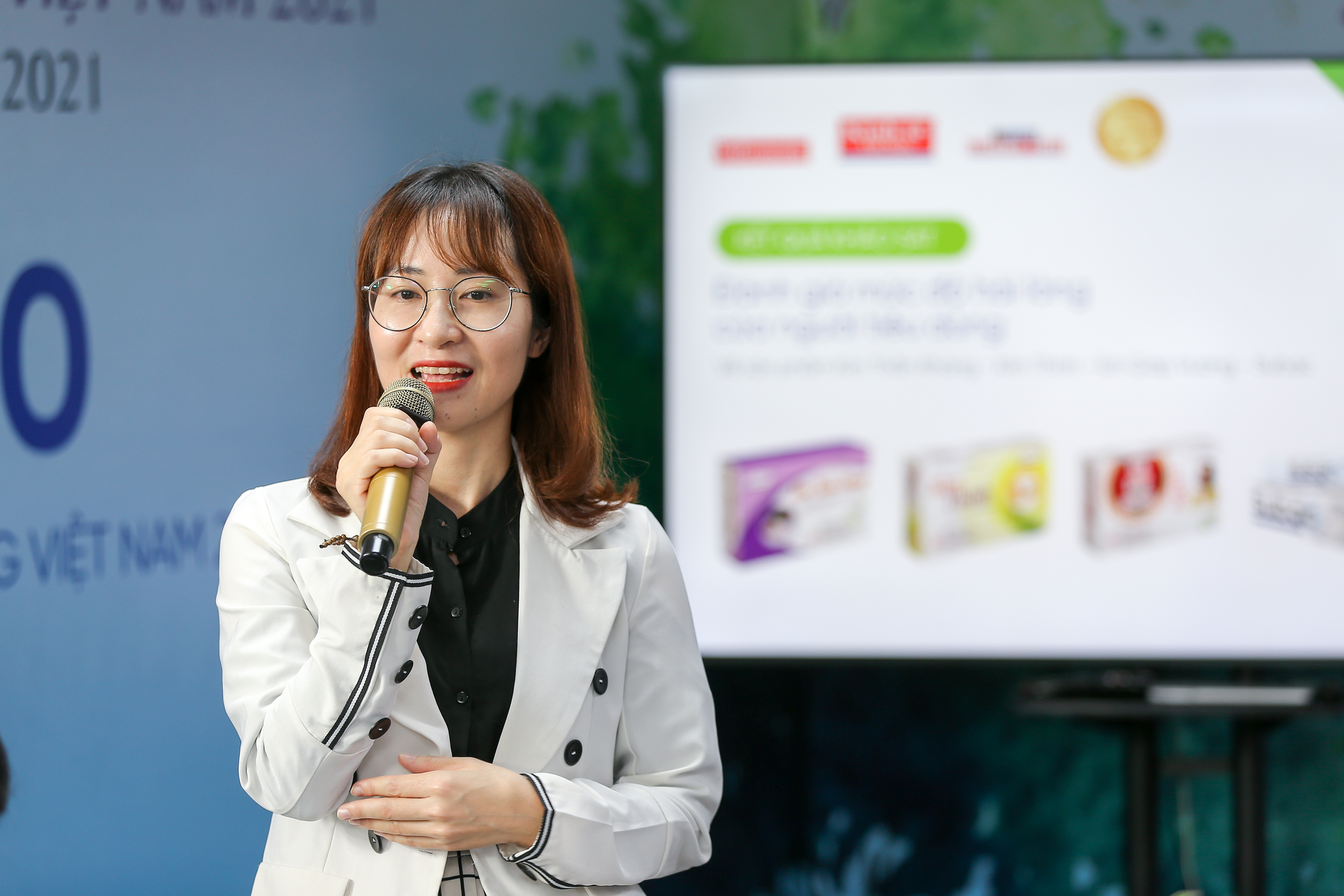 B&agrave; Nguyễn Thị Ch&acirc;u, Gi&aacute;m đốc Marketing C&ocirc;ng ty TNHH Dược phẩm &Aacute; &Acirc;u thay mặt đơn vị ph&aacute;t triển sản phẩm đưa ra c&aacute;c cam kết với người ti&ecirc;u d&ugrave;ng.