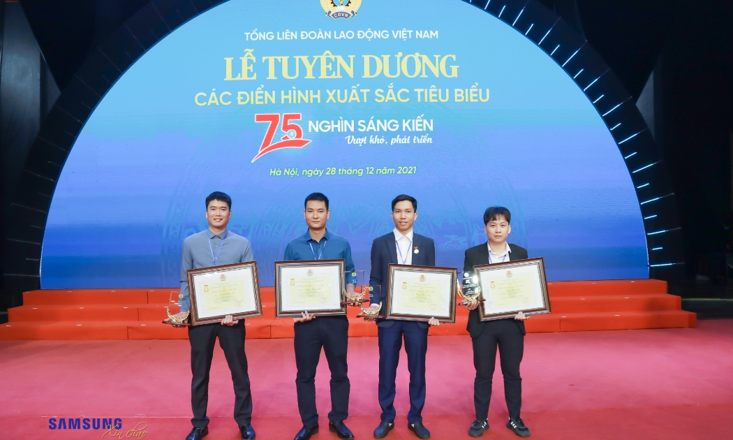 Các nhân viên Samsung được trao bằng khen tại Lễ tuyên dương 75.000 sáng kiến. Ảnh - Samsung Việt Nam.