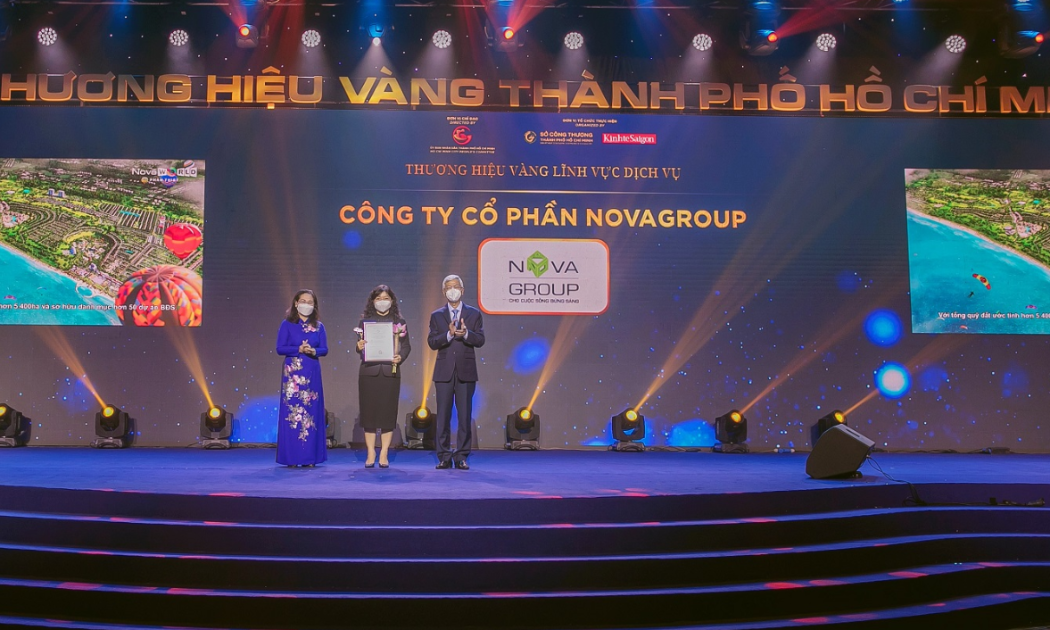 Bà Hoàng Thu Châu - Tổng Giám đốc NovaGroup nhận giải thưởng Thương hiệu Vàng Tp.HCM 2021.