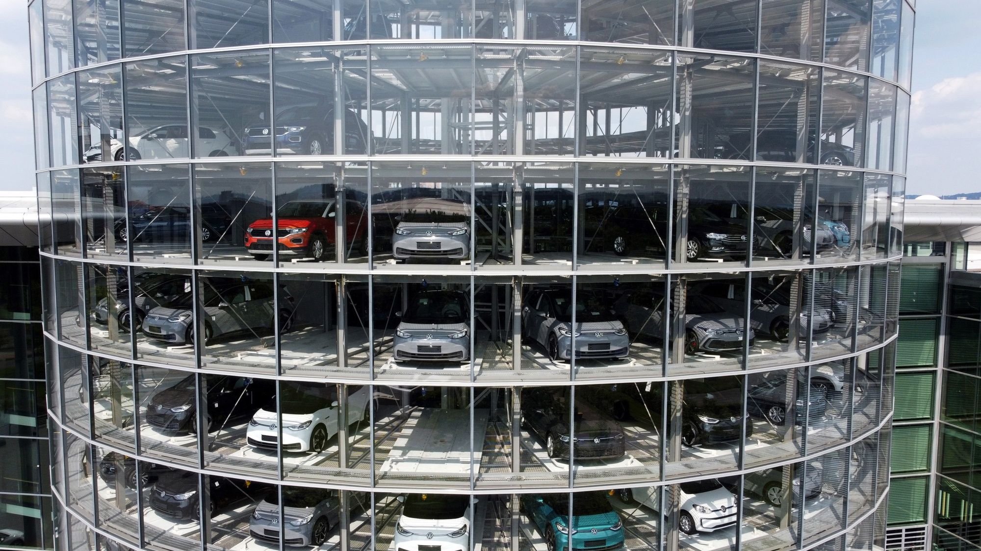Ô tô điện Volkswagen ID.3 bên trong một tháp giao hàng tại nhà máy của hãng ở Dresden, Đức.
