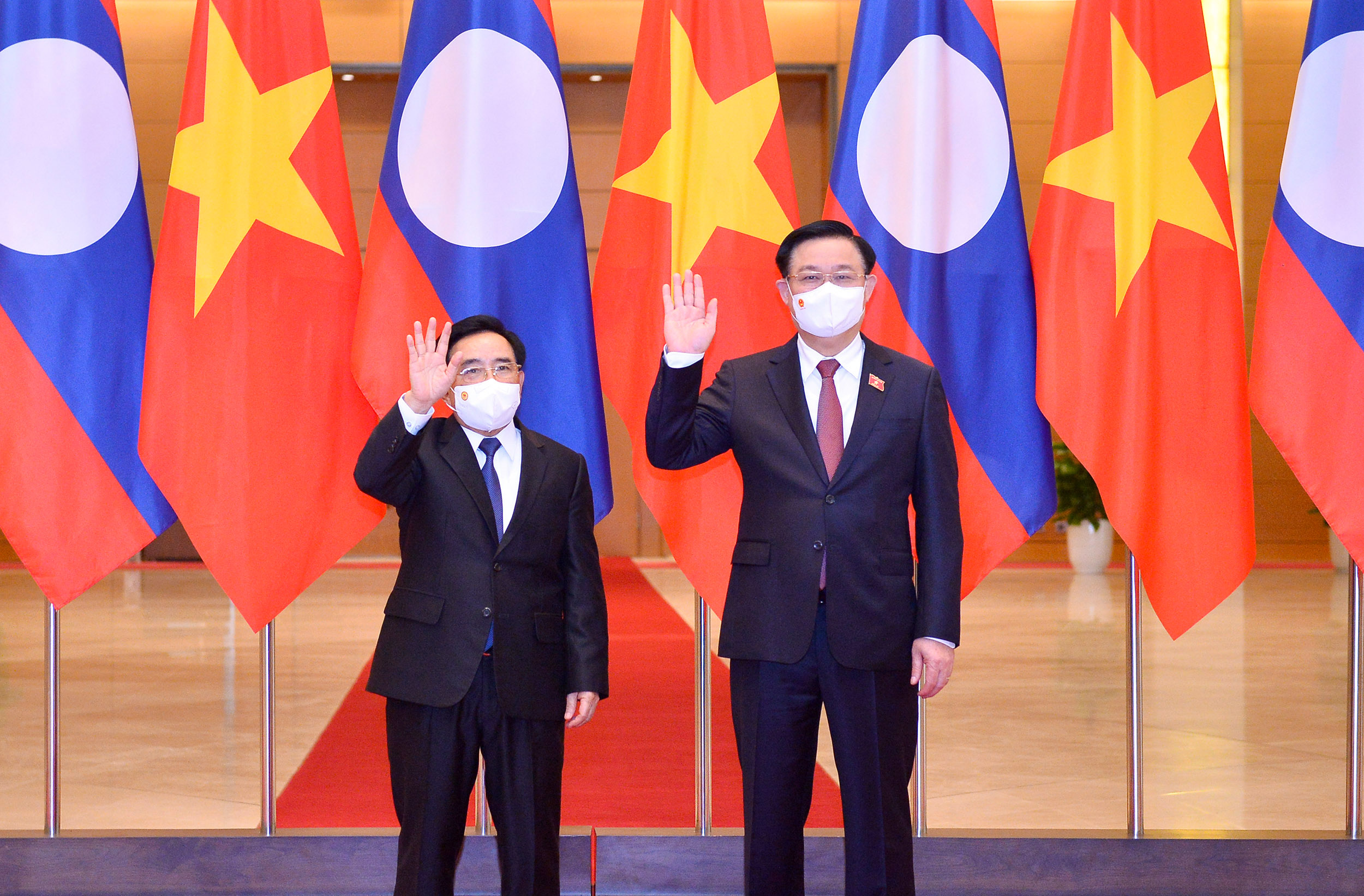 Chủ tịch Quốc hội Vương Đình Huệ hội kiến Thủ tướng Lào Phankham Viphavanh - Ảnh: Quochoi.vn