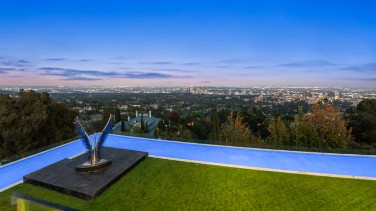 Quang cảnh Los Angeles về chiều nh&igrave;n từ s&acirc;n thượng của The One.