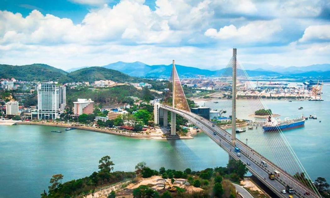 Hình ảnh cầu Bãi Cháy, tuyến giao thông huyết mạch nối hai đầu Hòn Gai - Bãi Cháy.
