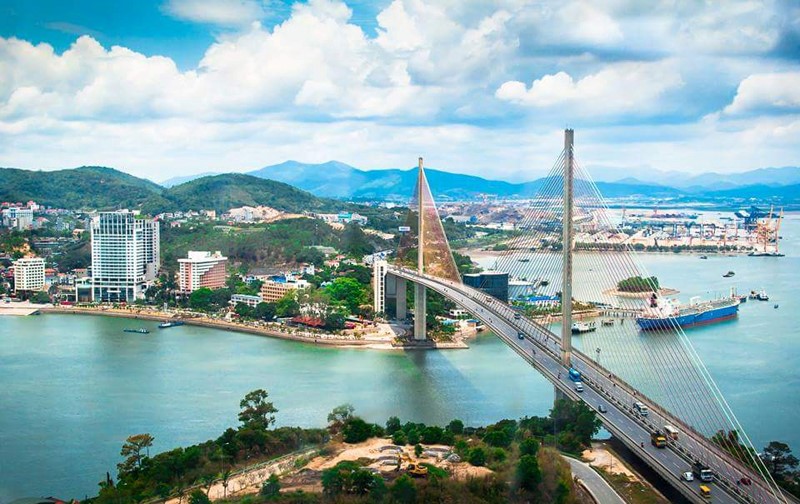 Hình ảnh cầu Bãi Cháy, tuyến giao thông huyết mạch nối hai đầu Hòn Gai - Bãi Cháy.