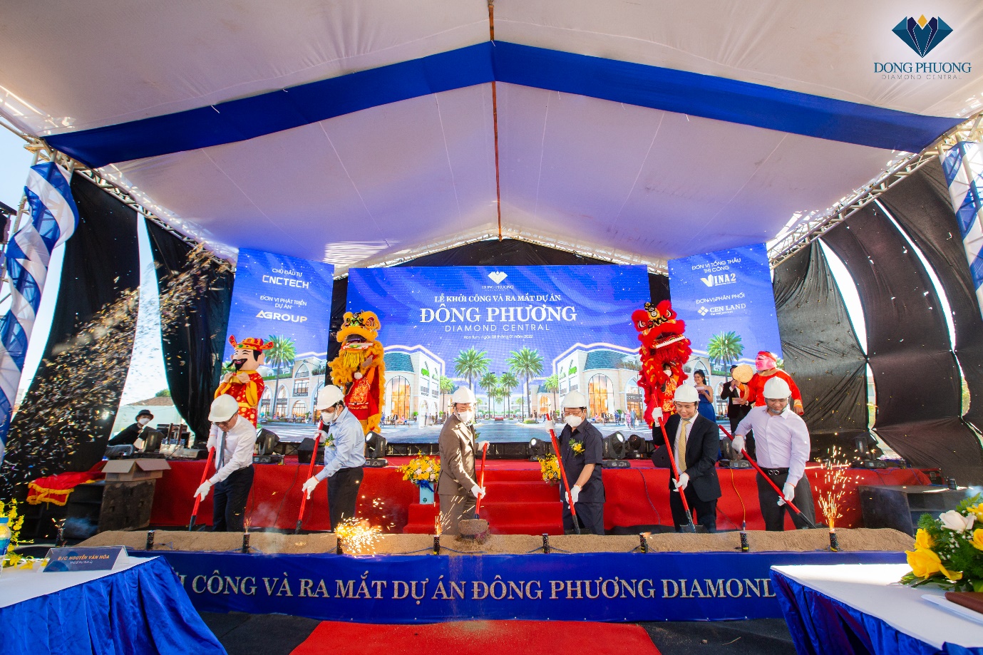 Các vị đại biểu thực hiện nghi thức xúc cát, chính thức ra mắt dự án Đông Phương Diamond Central.
