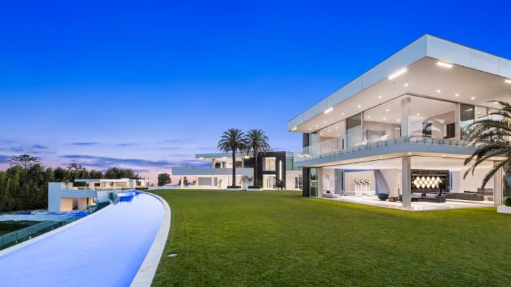 Bao quanh dinh thự l&agrave; một mương nước lớn.