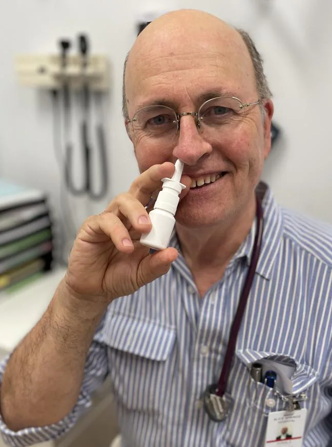 GS. Don Campbell của nhóm nghiên cứu cho biết, vaccine thử nghiệm được thiết kế để ngăn chặn lây nhiễm virus.