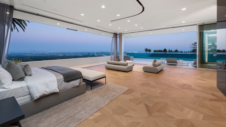 Ph&ograve;ng ngủ ch&iacute;nh của dinh thự.