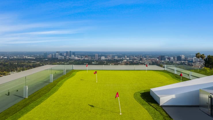 Sân tập golf trên sân thượng của The One.