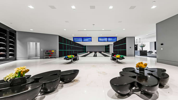 Sàn chơi bowling trong dinh thự.