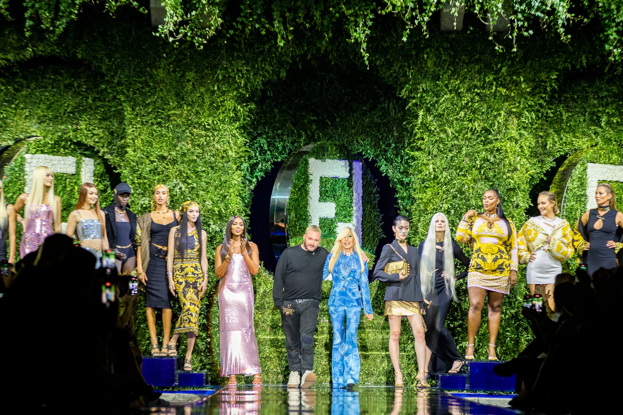 Bộ sưu tập collab của Versace và Fendi gây chấn động làng mốt năm 2021.