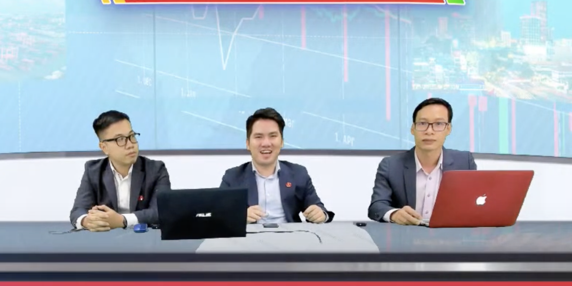 Ông Huỳnh Hữu Phước, Trưởng phòng Khách hàng cá nhân Công ty CP Chứng khoán Rồng Việt (VDSC) (ngoài cùng bên phải).