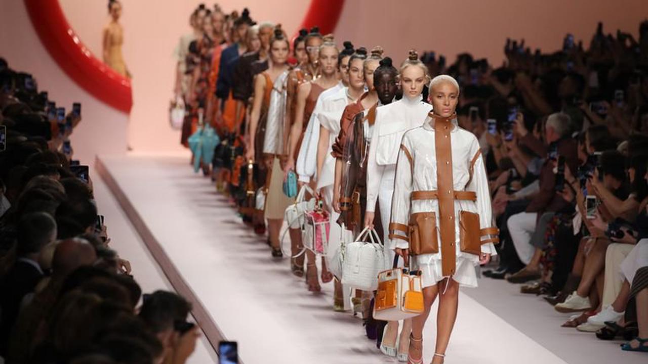 C&aacute;c tuần lễ thời trang của thế giới kh&ocirc;ng chỉ mang đến niềm vui tr&ecirc;n s&agrave;n diễn m&agrave; c&ograve;n l&agrave; ng&agrave;y hội thực sự tr&ecirc;n đường phố.