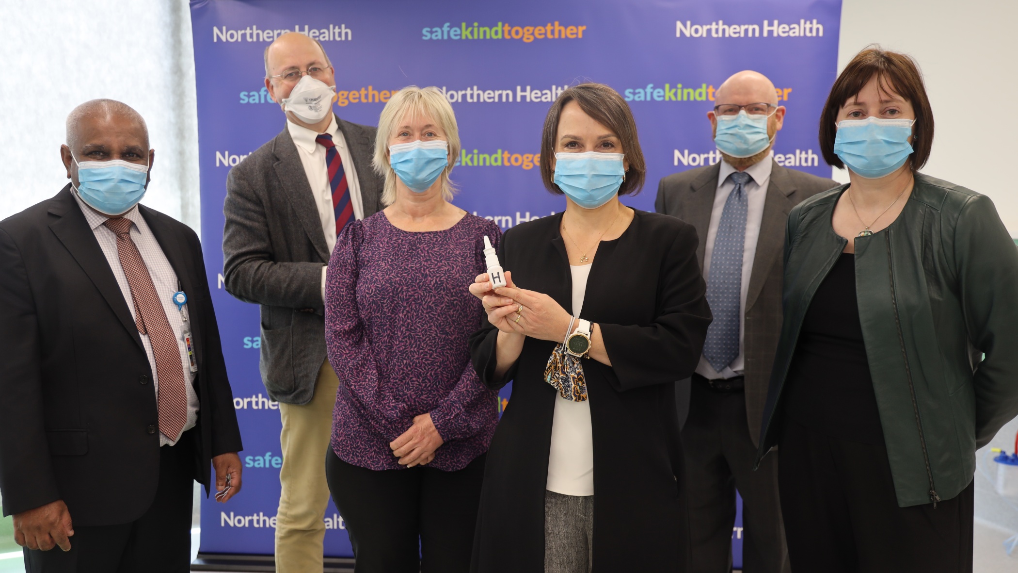 Nh&oacute;m nghi&ecirc;n cứu giới thiệu thuốc xịt mũi&nbsp;heparin trong một cuộc họp b&aacute;o.