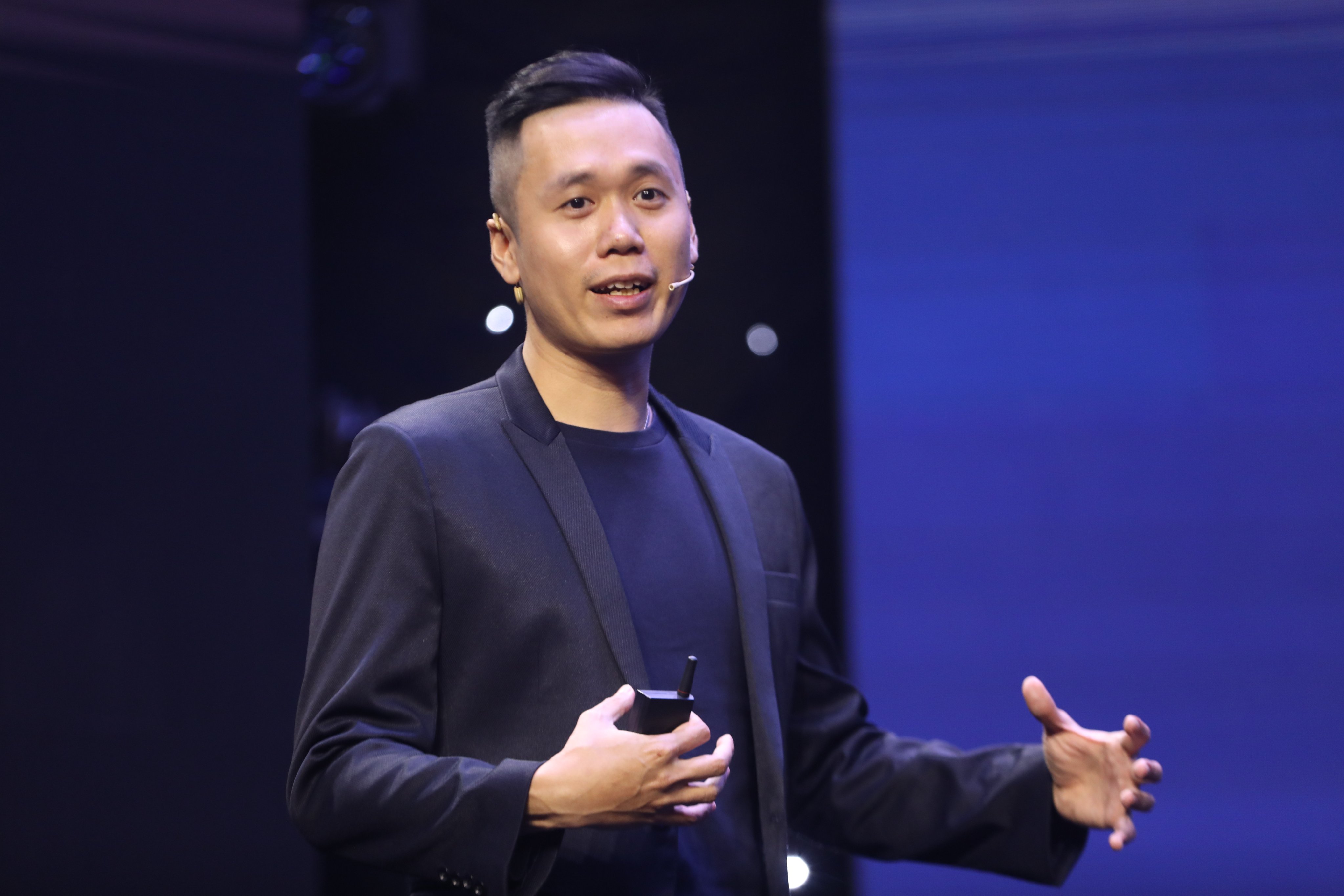 Cũng tại Tech Summit 21, ông Johnny Trí Dũng - CMO của DecomWings phân tích, blockchain gồm ba loại hình public, consortium và private..