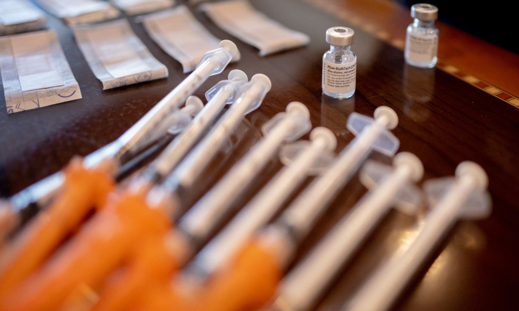 Pfizer sẵn sàng xin cấp phép vaccine dành riêng cho biến thể Omicron vào tháng 3/2022 - Ảnh: Getty Images