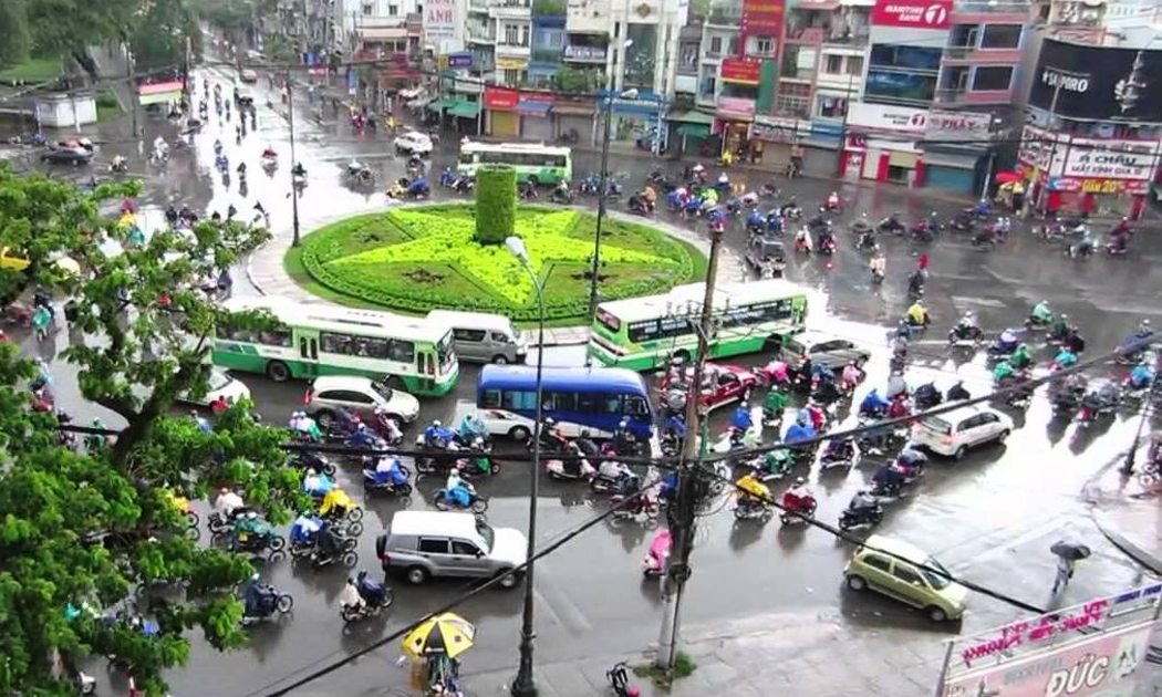 Vòng xoay Công trường Dân Chủ (quận 3 và quận 10, TP.HCM), - một