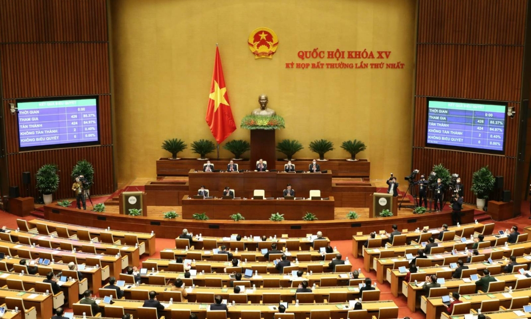 424/426 đại biểu Quốc hội tham gia tán thành Nghị quyết về chính sách tài khóa, tiền tệ để hỗ trợ Chương trình phục hồi và phát triển kinh tế - xã hội - Ảnh: VGP