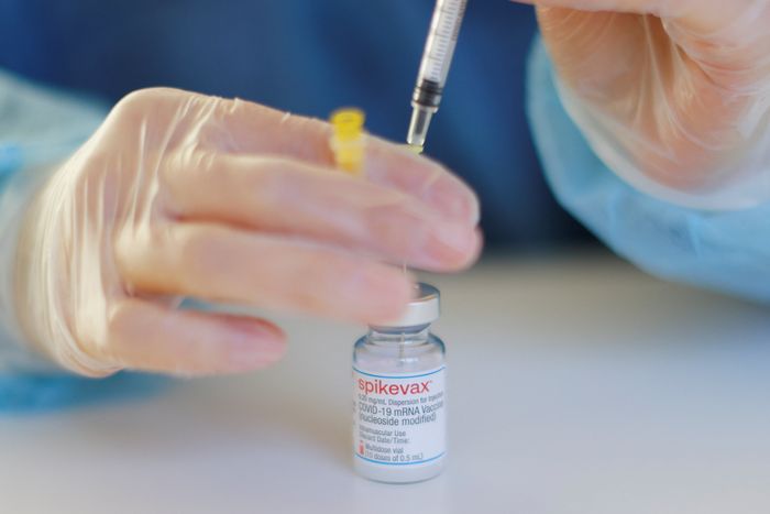 Lọ vaccine Covid-19 do Moderna sản xuất, với t&ecirc;n gọi ch&iacute;nh thức l&agrave; Spikevax - Ảnh: Reuters.