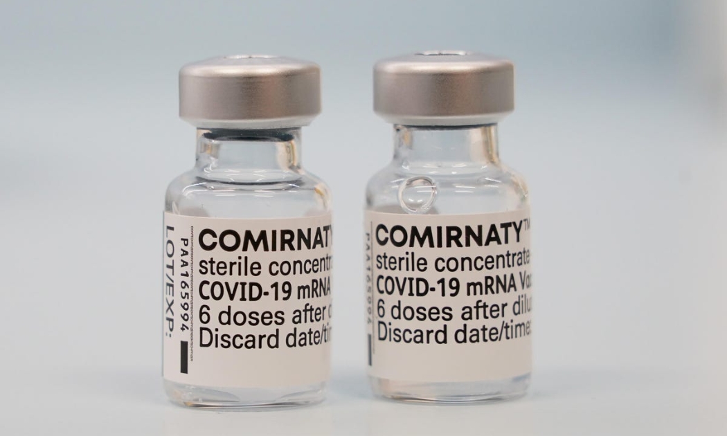 Lọ vaccine Covid-19 do Pfizer sản xuất, với tên gọi chính thức là Comirnaty - Ảnh: Reuters.