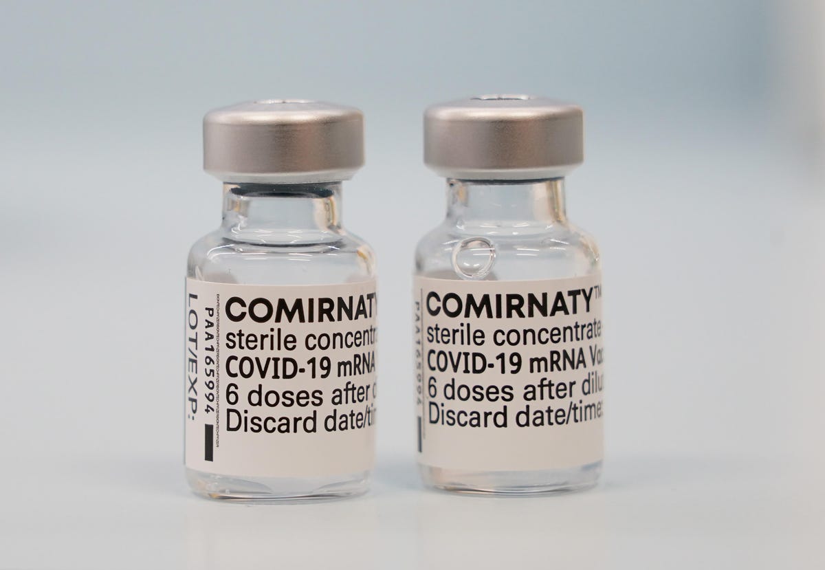 Lọ vaccine Covid-19 do Pfizer sản xuất, với tên gọi chính thức là Comirnaty - Ảnh: Reuters.