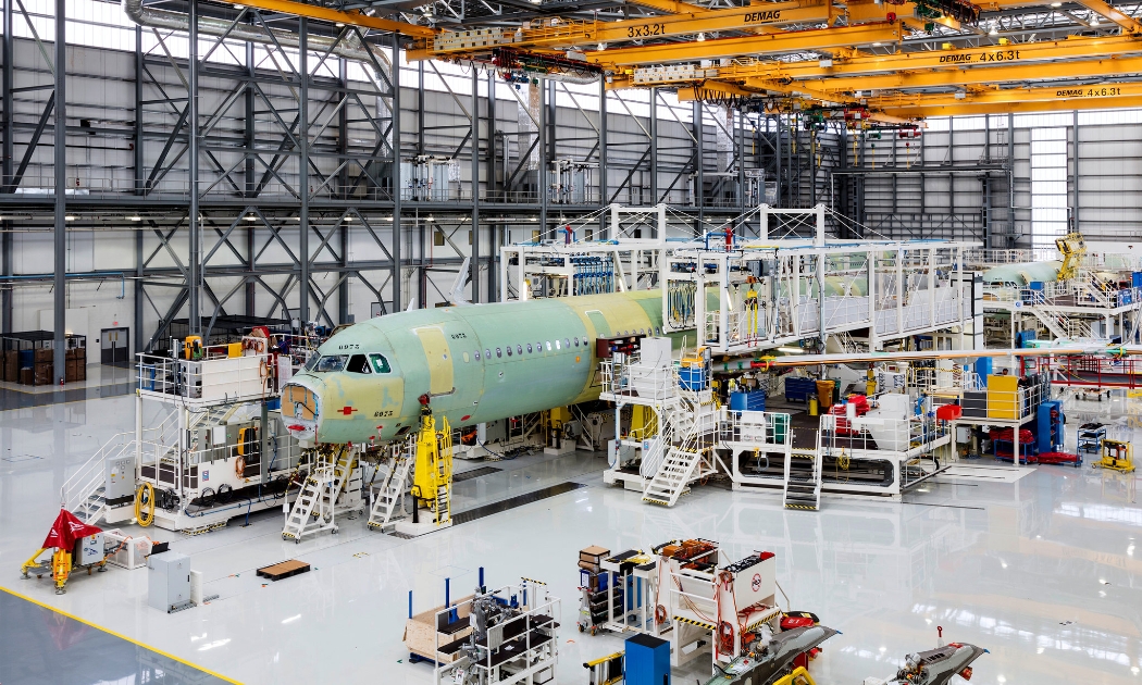 Trong một nhà máy lắp ráp máy bay Airbus - Ảnh: NYT.