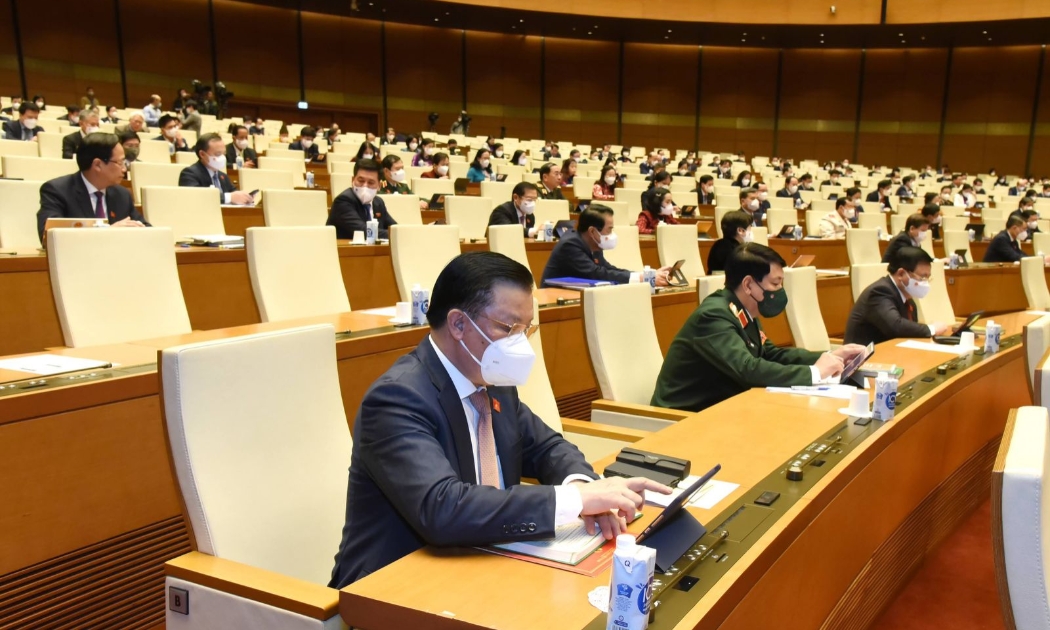 Đại biểu bấm nút biểu quyết - Ảnh: VGP