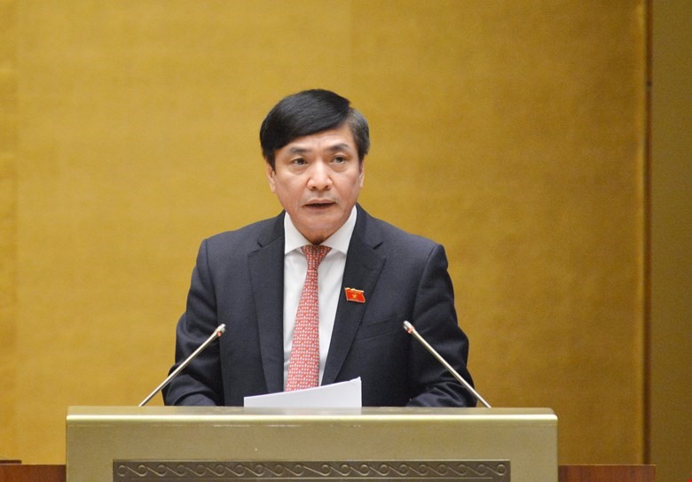 Tổng Thư ký Quốc hội Bùi Văn Cường trình bày dự thảo Nghị quyết về chính sách tài khóa, tiền tệ để hỗ trợ Chương trình phục hồi và phát triển kinh tế - xã hội - Ảnh: Quochoi.vn