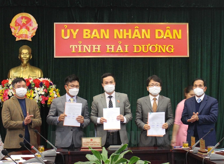 Lãnh đạo tỉnh Hải Dương và đại diện doanh nghiệp ký bản ghi nhớ hợp tác. Ảnh - Báo Hải Dương. 