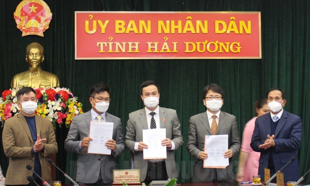 Lãnh đạo tỉnh Hải Dương và đại diện doanh nghiệp ký bản ghi nhớ hợp tác. Ảnh - Báo Hải Dương.